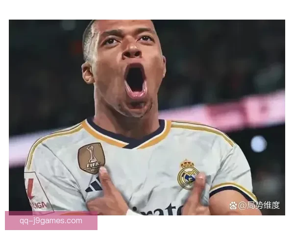 姆巴佩被提前换下后走上看台陪母亲共度温馨时刻